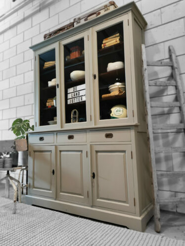 Te koop: Brocante/Landelijke grijs-taupe kleurige kast. Een goed stuk vakmanschap! Het glas is intact. In twee delen te vervoeren. Strak van vorm met zeer fraaie details, hier door goed te combineren met industriële/ vintage stijl. De kast is: 212 cm hoog 154 cm breed 39 cm diep, onderkast 49cm diep. Op afspraak te bezichtigen, neem gerust contact met ons op. +31 650 966 962 Kijk voor meer kasten bij onze advertenties.