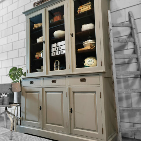 Te koop: Brocante/Landelijke grijs-taupe kleurige kast. Een goed stuk vakmanschap! Het glas is intact. In twee delen te vervoeren. Strak van vorm met zeer fraaie details, hier door goed te combineren met industriële/ vintage stijl. De kast is: 212 cm hoog 154 cm breed 39 cm diep, onderkast 49cm diep. Op afspraak te bezichtigen, neem gerust contact met ons op. +31 650 966 962 Kijk voor meer kasten bij onze advertenties.