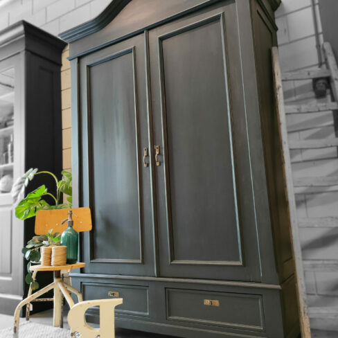 Vintage/Brocante houten kast. Een oud stuk vakmanschap! Volledig demontabel en hierdoor gemakkelijk te vervoeren of een trap op te brengen. Strak van vorm met zeer fraaie details, hier door goed te combineren met industriële/ vintage stijl. De kast is: 228 cm hoog 151 cm breed 54 cm diep (excl. bovenlijst) Deze kast is op afspraak te bezichtigen, neem gerust contact met ons op. +31 650 966 962 Kijk voor meer kasten bij onze advertenties.