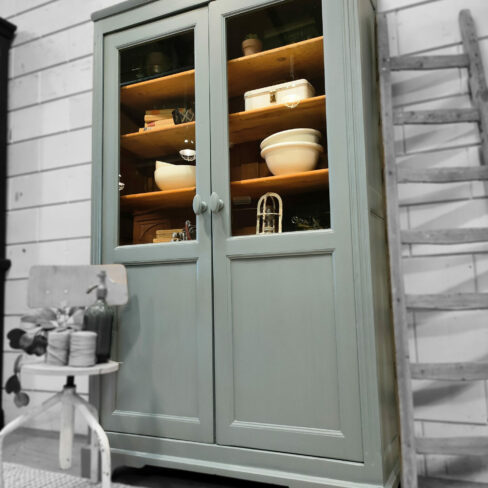 Vintage/Brocante grijs-blauwe kast. Een oud stuk vakmanschap! Legplanken zijn in hoogte verstelbaar. Strak van vorm met zeer fraaie details, hier door goed te combineren met industriële/ vintage stijl. De kast is: 196 cm hoog 116 cm breed 40 cm diep (excl. bovenlijst) Deze kast is op afspraak te bezichtigen, neem gerust contact met ons op. +31 650 966 962 Kijk voor meer kasten bij onze advertenties.