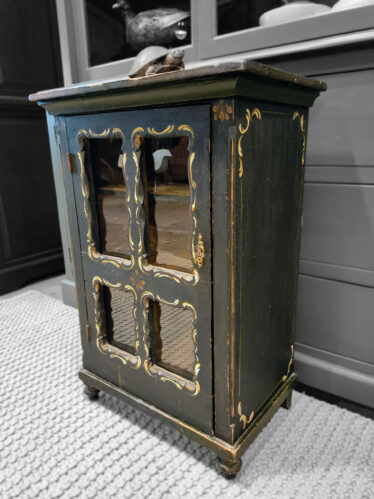 Brocante/Landelijk houten vitrinekast. Een oud stuk vakmanschap! Afkomstig uit een oude school Strak van vorm met zeer fraaie details, hier door goed te combineren met industriële/ vintage stijl. De kast is: 81 cm hoog 56 cm breed 36 cm diep Deze kast is op afspraak te bezichtigen, neem gerust contact met ons op. +31 650 966 962 Kijk voor meer kasten bij onze advertenties.