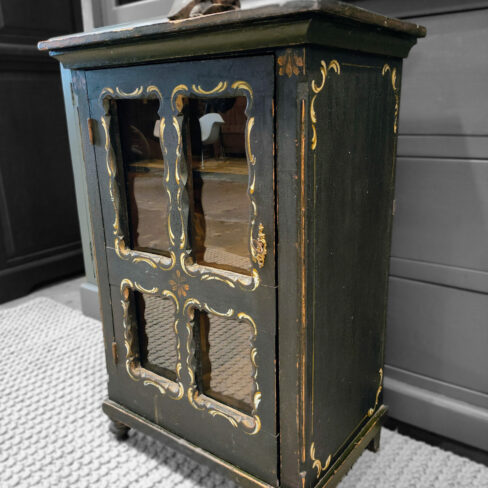 Brocante/Landelijk houten vitrinekast. Een oud stuk vakmanschap! Afkomstig uit een oude school Strak van vorm met zeer fraaie details, hier door goed te combineren met industriële/ vintage stijl. De kast is: 81 cm hoog 56 cm breed 36 cm diep Deze kast is op afspraak te bezichtigen, neem gerust contact met ons op. +31 650 966 962 Kijk voor meer kasten bij onze advertenties.