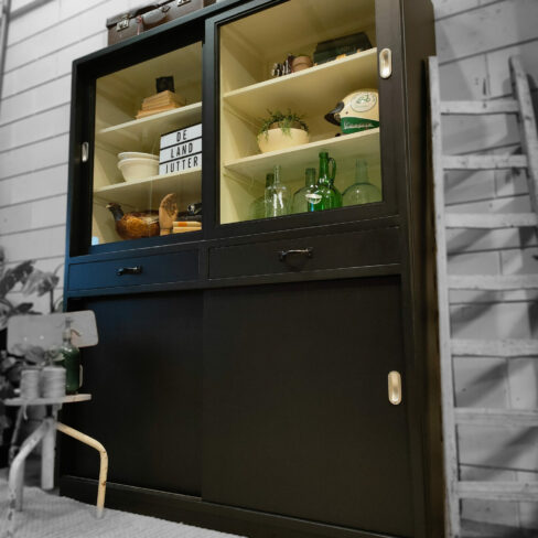 Brocante/Landelijke zwarte kast. Een goed stuk vakmanschap! Gemaakt rond de jaren '50 voor een school. Strak van vorm met zeer fraaie details, hier door goed te combineren met industriële/ vintage stijl. De kast is: 210 cm hoog 166 cm breed 50 cm diep Deze kast is op afspraak te bezichtigen, neem gerust contact met ons op. +31 650 966 962 Kijk voor meer kasten bij onze advertenties.