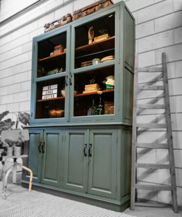 Brocante/Landelijke groene kast. Een oud stuk vakmanschap! De kast is strak en solide. In twee delen te vervoeren. Het originele glas zit nog in de deuren. Strak van vorm met zeer fraaie details, hier door goed te combineren met industriële/ vintage stijl. De kast is: 231 cm hoog 160 cm breed 40/48 cm diep (excl. bovenlijst) Deze kast is op afspraak te bezichtigen, neem gerust contact met ons op. +31 650 966 962 Kijk voor meer kasten bij onze advertenties.