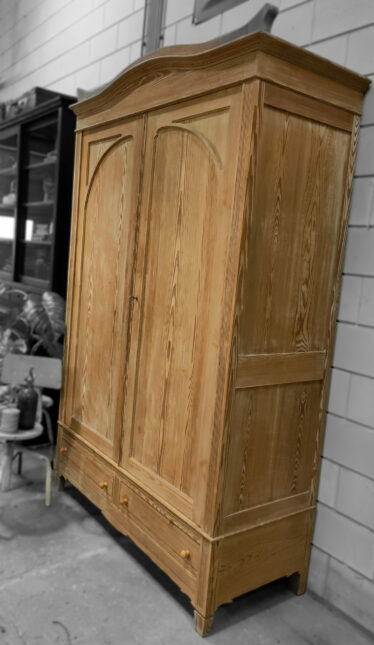 Vintage/Brocante houten kloosterkast. Een oud stuk vakmanschap! Volledig demontabel en hierdoor gemakkelijk te vervoeren of een trap op te brengen. Zeer solide. Strak van vorm met zeer fraaie details, hier door goed te combineren met industriële/ vintage stijl. De kast is: 230 cm hoog 152 cm breed 58 cm diep.