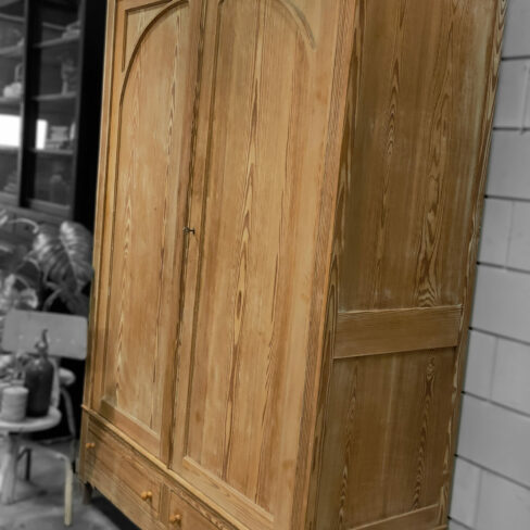 Vintage/Brocante houten kloosterkast. Een oud stuk vakmanschap! Volledig demontabel en hierdoor gemakkelijk te vervoeren of een trap op te brengen. Zeer solide. Strak van vorm met zeer fraaie details, hier door goed te combineren met industriële/ vintage stijl. De kast is: 230 cm hoog 152 cm breed 58 cm diep.