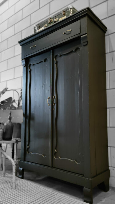 Vintage/Brocante zwarte biedermeier kast. Een oud stuk vakmanschap! Afkomstig uit een oude school. Strak van vorm met zeer fraaie details, hier door goed te combineren met industriële/ vintage stijl. De kast is: 172 cm hoog 102 cm breed 40 cm diep (excl. bovenlijst) Deze kast is op afspraak te bezichtigen, neem gerust contact met ons op. +31 650 966 962 Kijk voor meer kasten bij onze advertenties.
