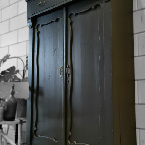 Vintage/Brocante zwarte biedermeier kast. Een oud stuk vakmanschap! Afkomstig uit een oude school. Strak van vorm met zeer fraaie details, hier door goed te combineren met industriële/ vintage stijl. De kast is: 172 cm hoog 102 cm breed 40 cm diep (excl. bovenlijst) Deze kast is op afspraak te bezichtigen, neem gerust contact met ons op. +31 650 966 962 Kijk voor meer kasten bij onze advertenties.