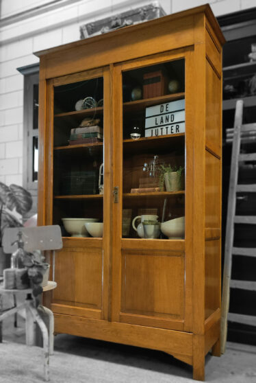 Brocante/Landelijk houten schoolkast. Een oud stuk vakmanschap! Afkomstig uit een oud kloostercomplex. Volledig demontabel, dus eenvoudig te vervoeren. Legplanken in hoogte verstelbaar. Strak van vorm met zeer fraaie details, hier door goed te combineren met industriële/ vintage stijl. De kast is: 203 cm hoog 127 cm breed 40 cm diep Deze kast is op afspraak te bezichtigen, neem gerust contact met ons op. +31 650 966 962 Kijk voor meer kasten bij onze advertenties.