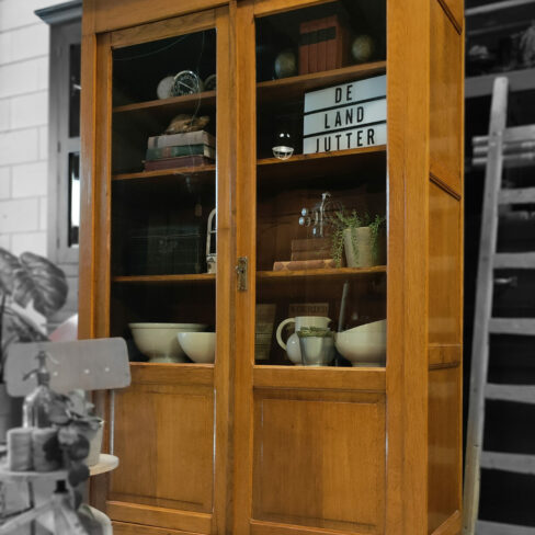 Brocante/Landelijk houten schoolkast. Een oud stuk vakmanschap! Afkomstig uit een oud kloostercomplex. Volledig demontabel, dus eenvoudig te vervoeren. Legplanken in hoogte verstelbaar. Strak van vorm met zeer fraaie details, hier door goed te combineren met industriële/ vintage stijl. De kast is: 203 cm hoog 127 cm breed 40 cm diep Deze kast is op afspraak te bezichtigen, neem gerust contact met ons op. +31 650 966 962 Kijk voor meer kasten bij onze advertenties.