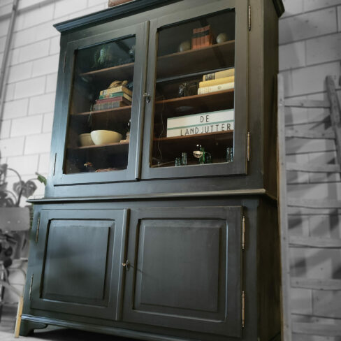 Brocante/Landelijk houten schoolkast. Een oud stuk vakmanschap! Afkomstig uit België Het originele glas is nog volledig intact. Legplanken in hoogte verstelbaar. Strak van vorm met zeer fraaie details, hier door goed te combineren met industriële/ vintage stijl. De kast is: 230 cm hoog 170 cm breed 45/53 cmdiep Deze kast is op afspraak te bezichtigen, neem gerust contact met ons op. +31 650 966 962 Kijk voor meer kasten bij onze advertenties